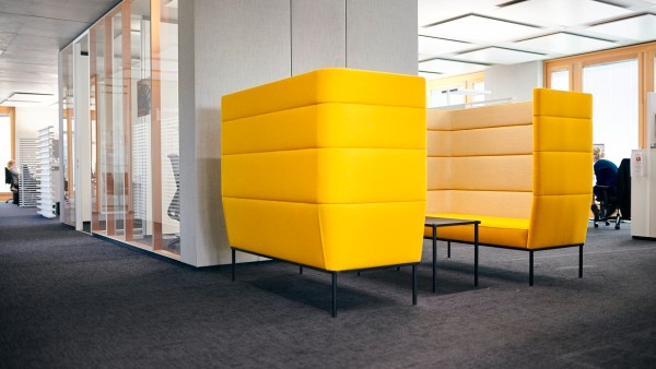 Moderne Bürofläche mit gelben Sesseln