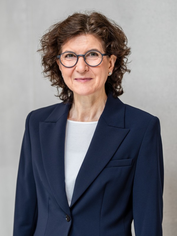 Portrait von Frau Wiest-Jetter lächelnd in blauem Anzug