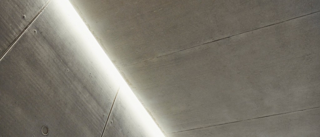 Eine Lichtleiste zwischen der Betonwand und -decke