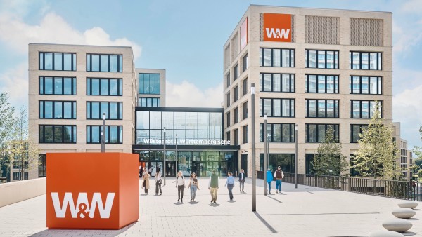 Vorplatz des W&W-Campus mit vielen Menschen