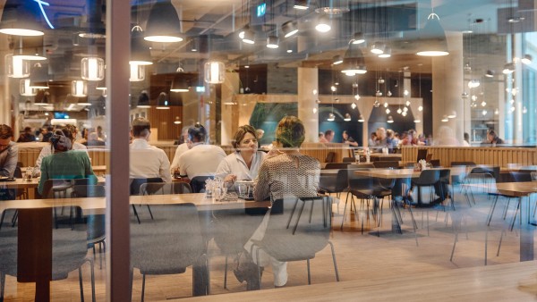 Blick-von-Außen-in-das-volle-Betriebsrestaurant