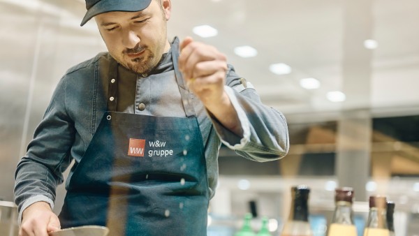 Koch-bei-Gerichtzubereitung-in-Betriebsrestaurant