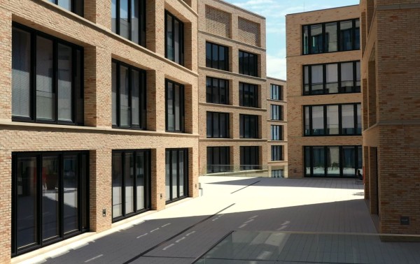 Video Drohnenflug durch die Gebäude im Campus