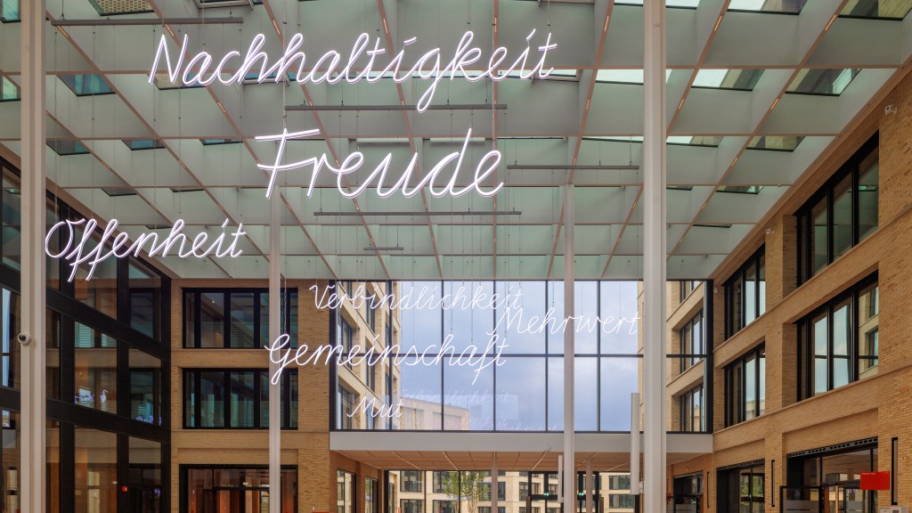 Bild aus der Vogelperspektive auf laufende Menschen zwischen den Campusgebäuden