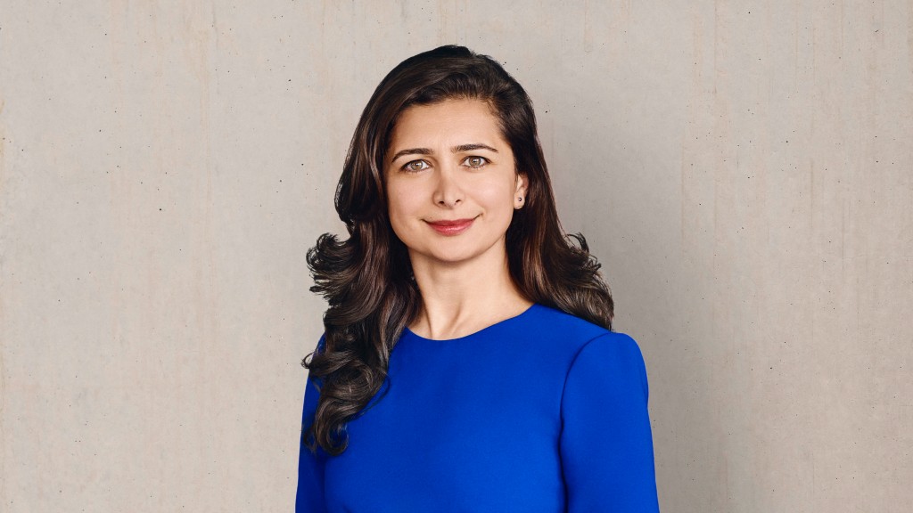 Frau Hanning vor grauer Wand