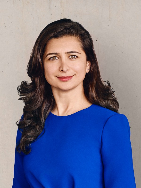 Frau Hanning vor grauer Wand