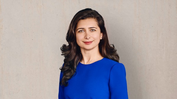 Frau Hanning vor grauer Wand