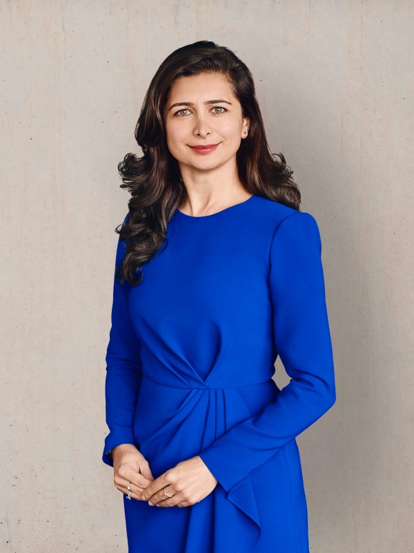 Frau Hanning vor grauer Wand