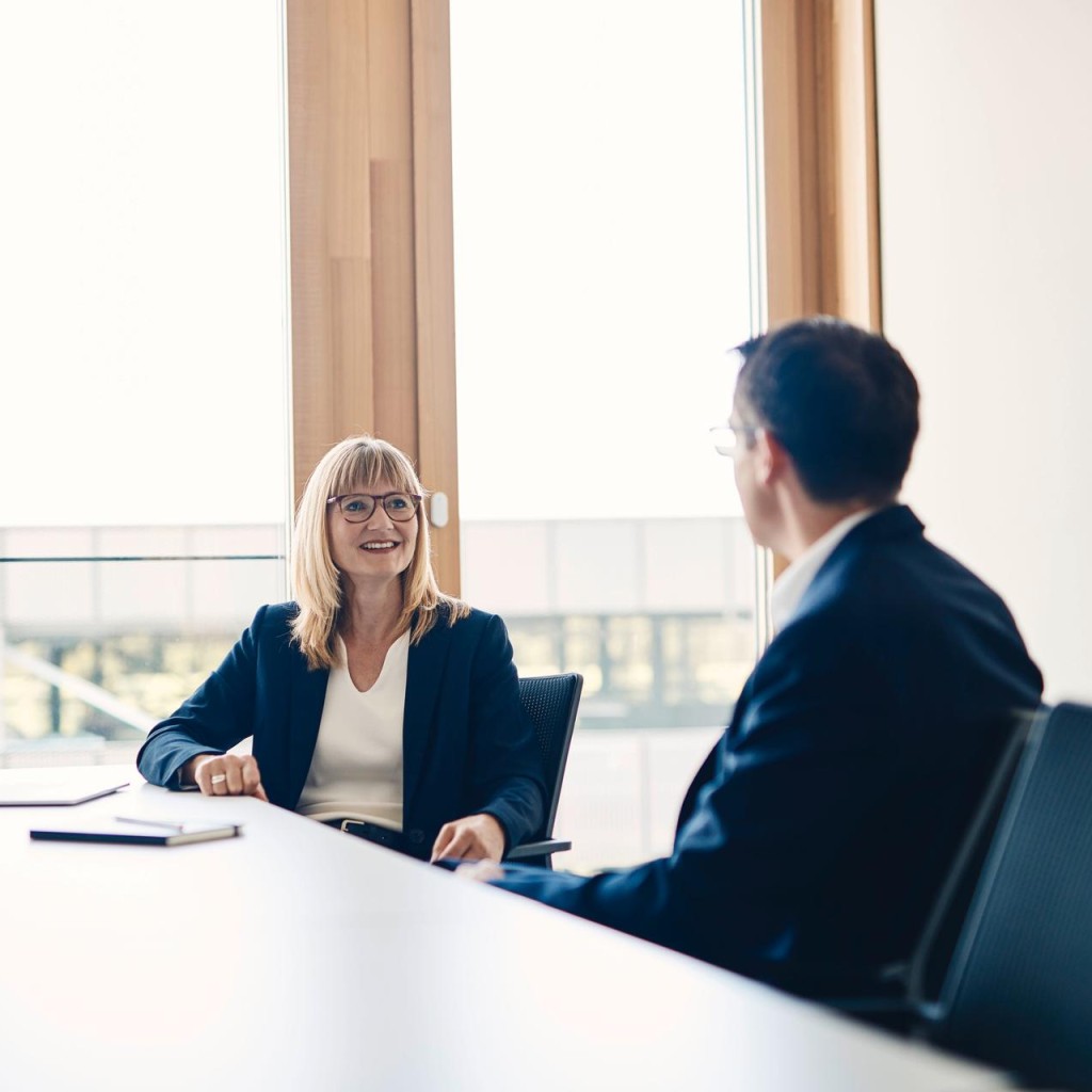 professionell gekleideter Mann und Frau im Gespräch