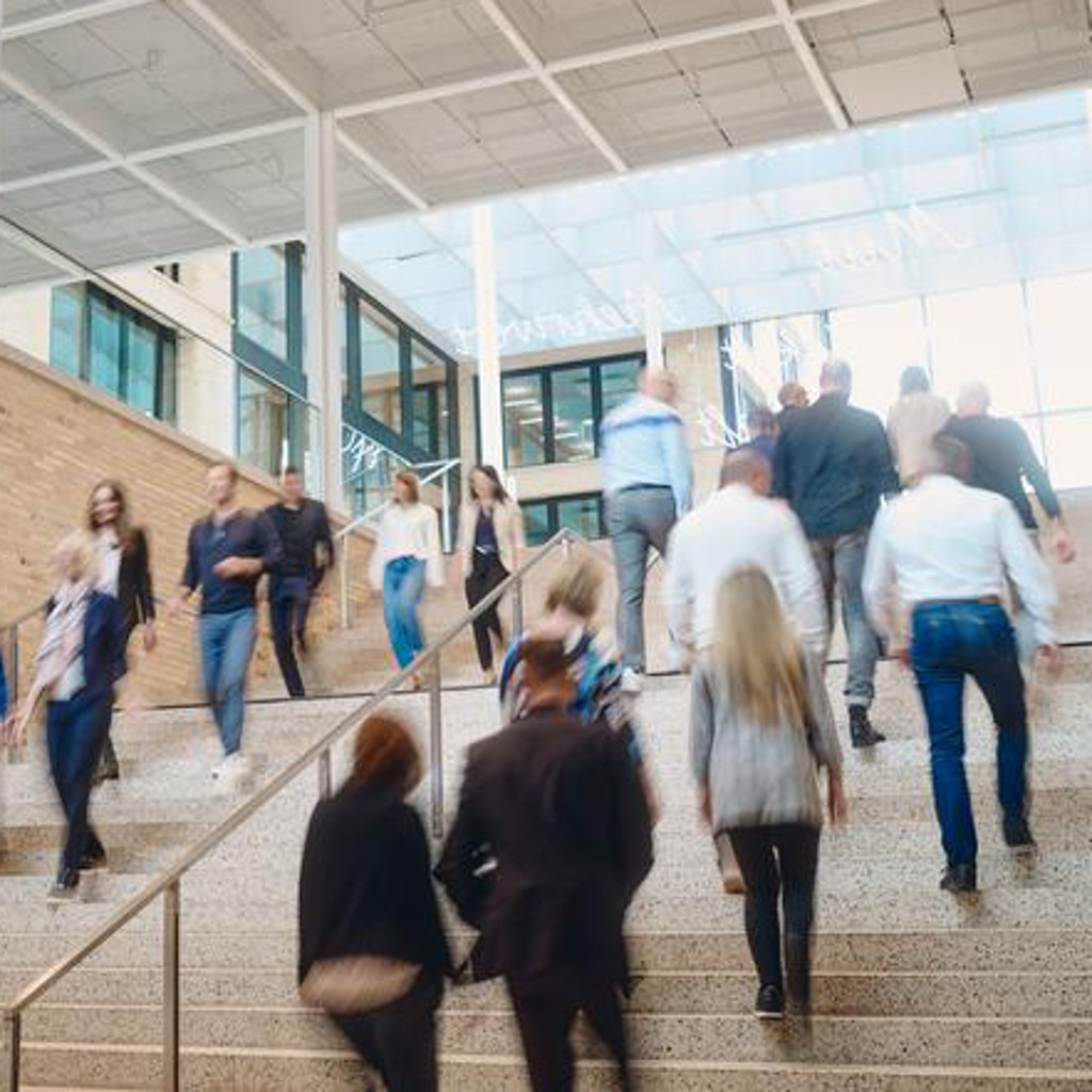 Treppe mit Menschen verschwommen