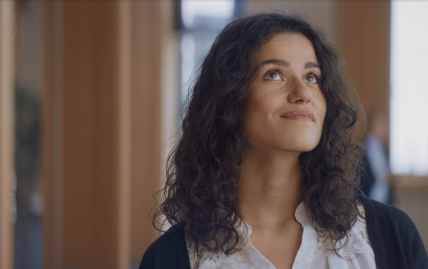 Junge Frau schaut lächelnd nach oben