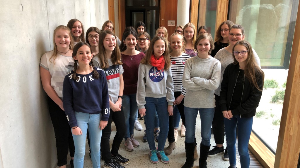 Eine große Gruppe Mädchen, die sich zum Girls Day ein Bild von der W&W Gruppe macht