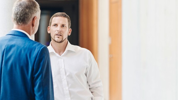 Zwei Männer die sich unterhalten