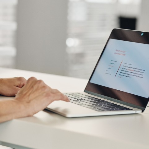 Frauenhände am Laptop im Campus