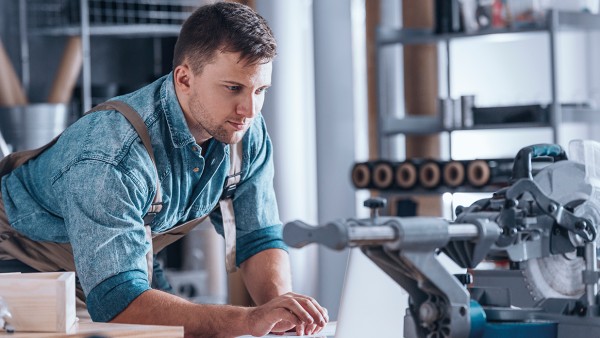 Mittelalter Mann arbeitet an einer Maschine.