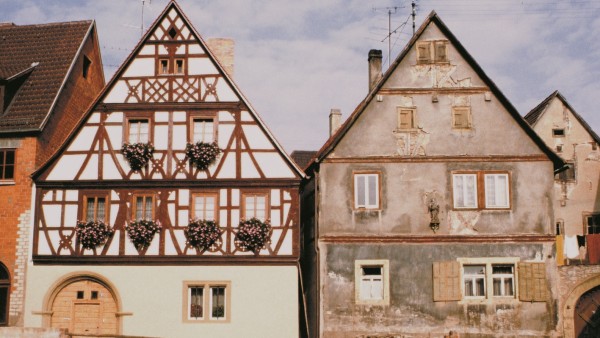 zwei alte Fachwerkhäuser