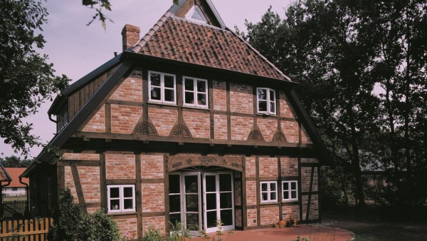 älteres Eigenheim mit Garten