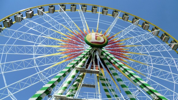 Riesenrad von unten fotografiert auf dem Volksfest