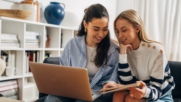 Junge Frauen am Laptop