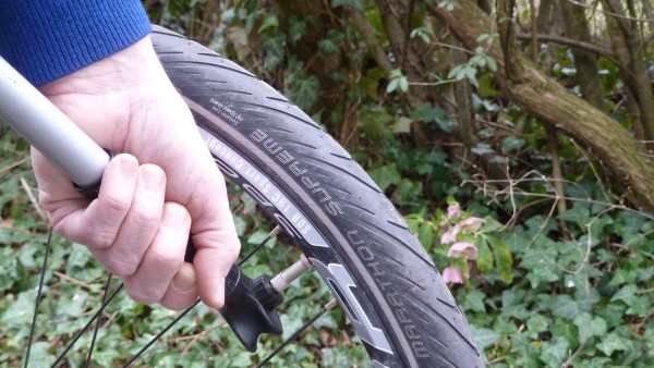 Hand mit Fahrradpumpe