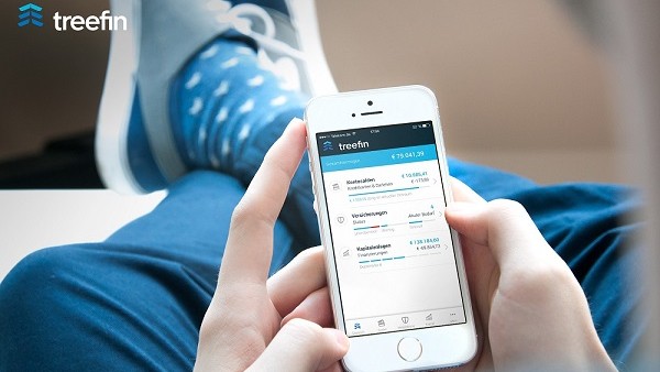 Handy in zwei Händen mit geöffneter treefin App