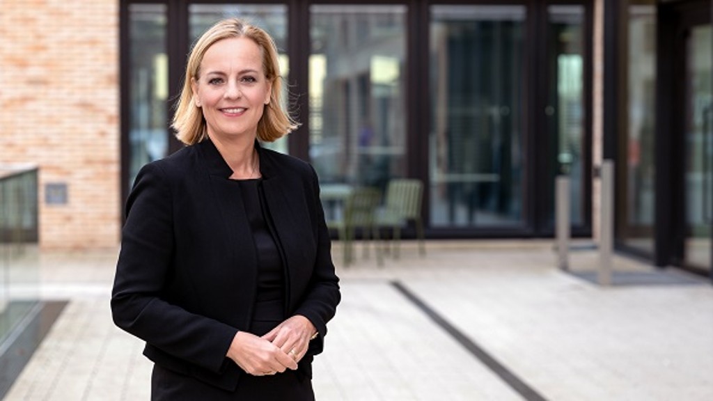 Portrait der Leiterin des Konzernpersonalsmit dem W&W-Campus im Hintergrund