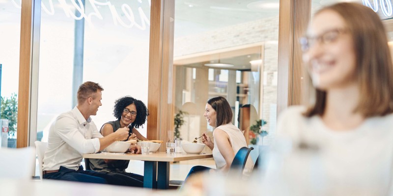 Mitarbeiter beim gemeinsamen Mittagessen im Betriebsrestaurant
