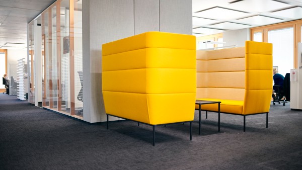 gelbe Sitzgelegenheit in einem modernen Großraumbüro