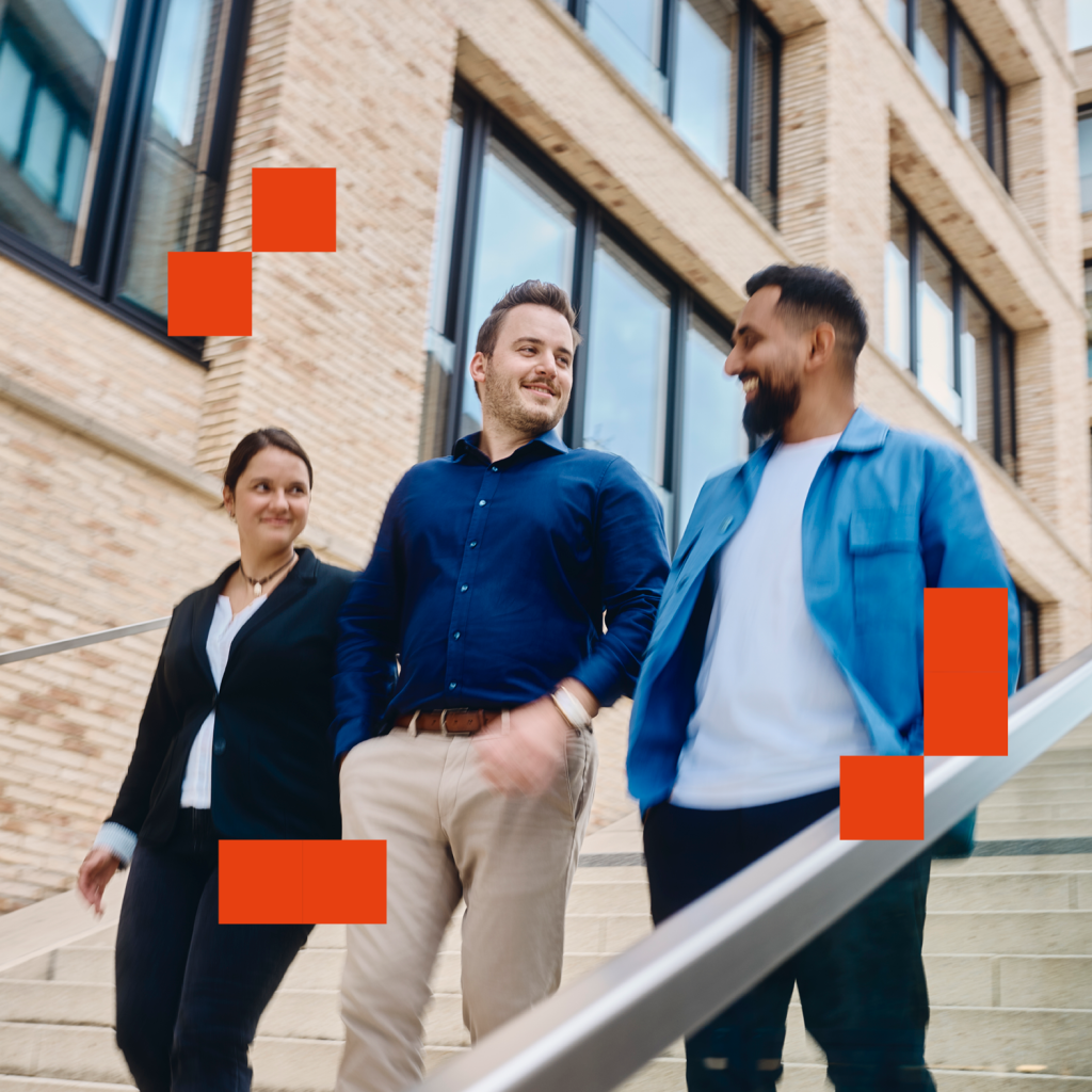 Foto von einer weiblichen und einer männlichen Person, die gemeinsam auf einen Laptop schauen