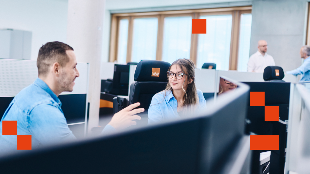 Gespräch zwischen zwei Kollegen bei der WWI am Arbeitsplatz