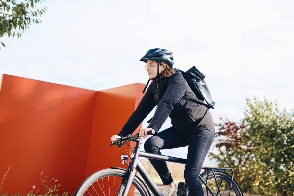 Mitarbeiterin-fährt-mit-dem-Fahrrad-zur-Arbeit
