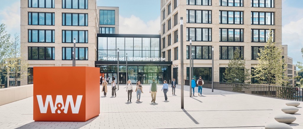Vorplatz des W&W-Campus mit vielen Menschen