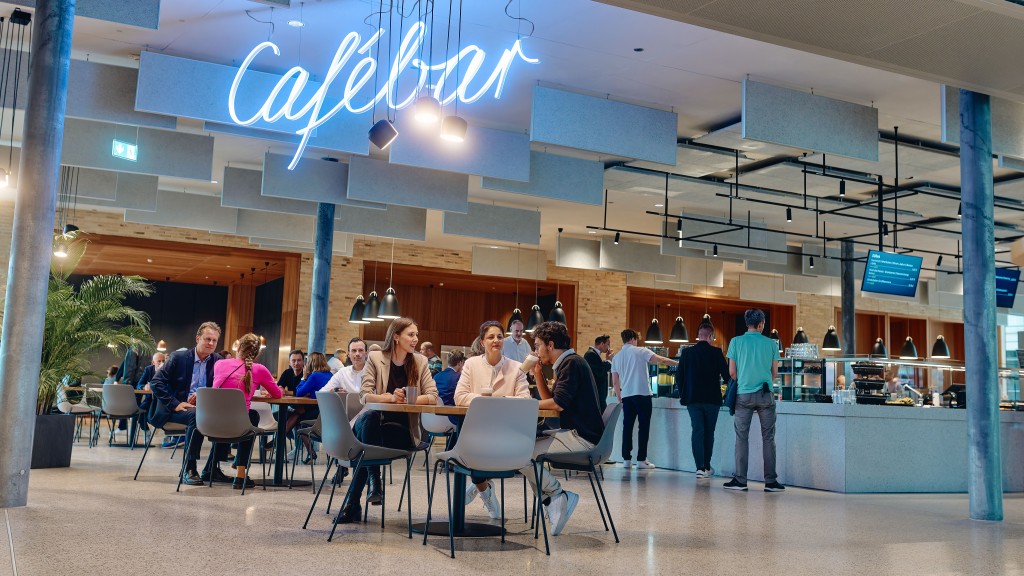 Blick-auf-die-gut-besuchte-Cafebar