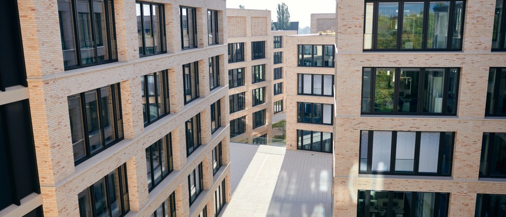 Blick zwischen die Gebäude des Campus