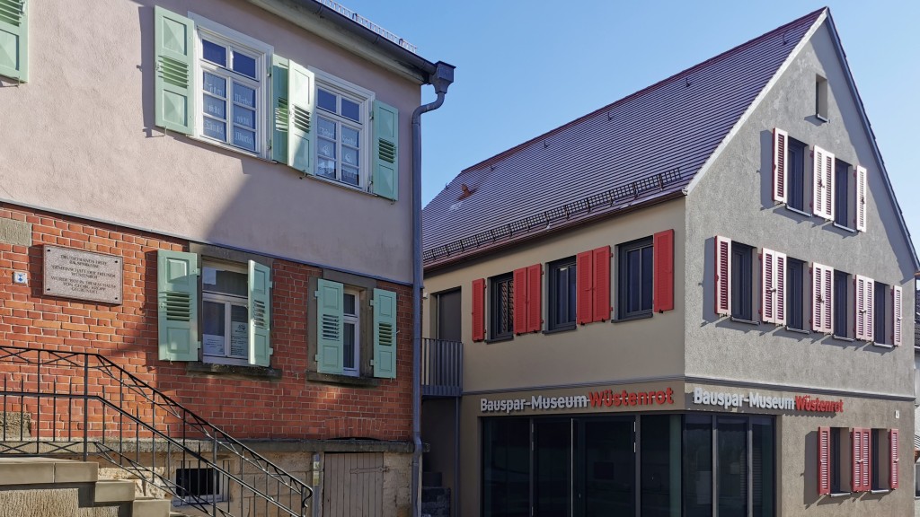 Das historische ehemalige Wohnhaus der Bausparkassen-Gründers Kropp und der Erweiterungsbau des Bausparmuseums von außen