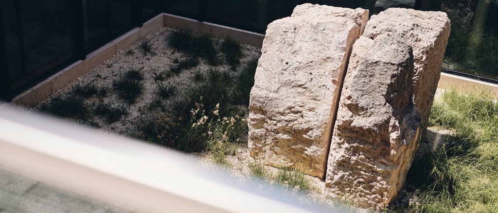 Zwei Ziersteine umgeben von Sand und Gras im Innenhof-Steingarten des W&W-Campus