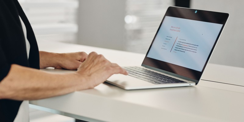 Dame mit Händen am Laptop