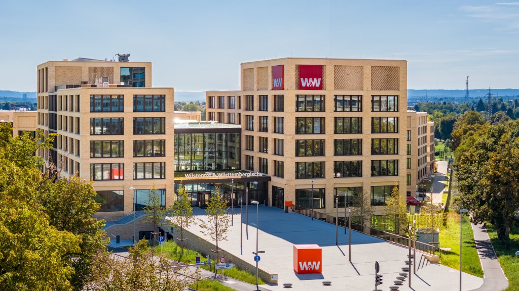 Der neue W&W-Campus in Kornwestheim umgeben von Bäumen an einem sonnigen Tag